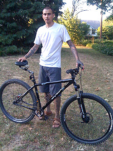 Christian with his GF Rig 29er and Spiderflex Hornless saddle installed.  Standing beside his bike and comfortable seat he talks about his experience with Spiderflex