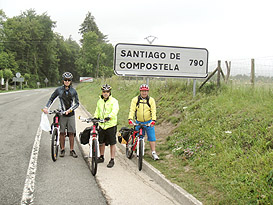 Long Distance Touring Cyclist standing Spiderflex seats on mountain bikes talk about the pleasure of their journey - Santiago - Chili - Jose